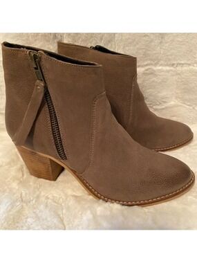 Urban Outfitters Tan Ankle Boots. Size 7.5 Side Zip with Tassel.Suede New